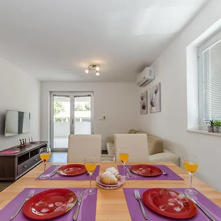 Iva Apartment Vir