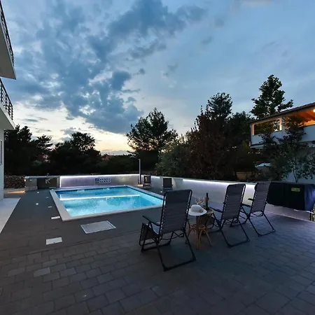 Iva Apartment Vir