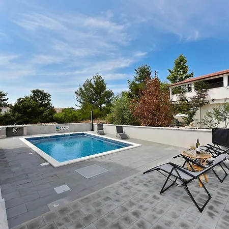 Iva Apartment Vir