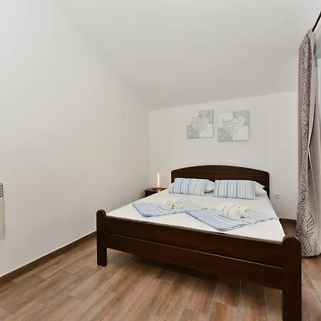 Iva Apartment Vir
