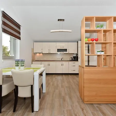 Iva Apartment Vir