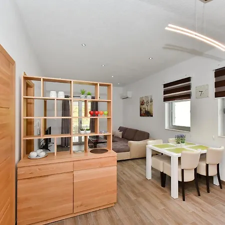 Iva Apartment Vir